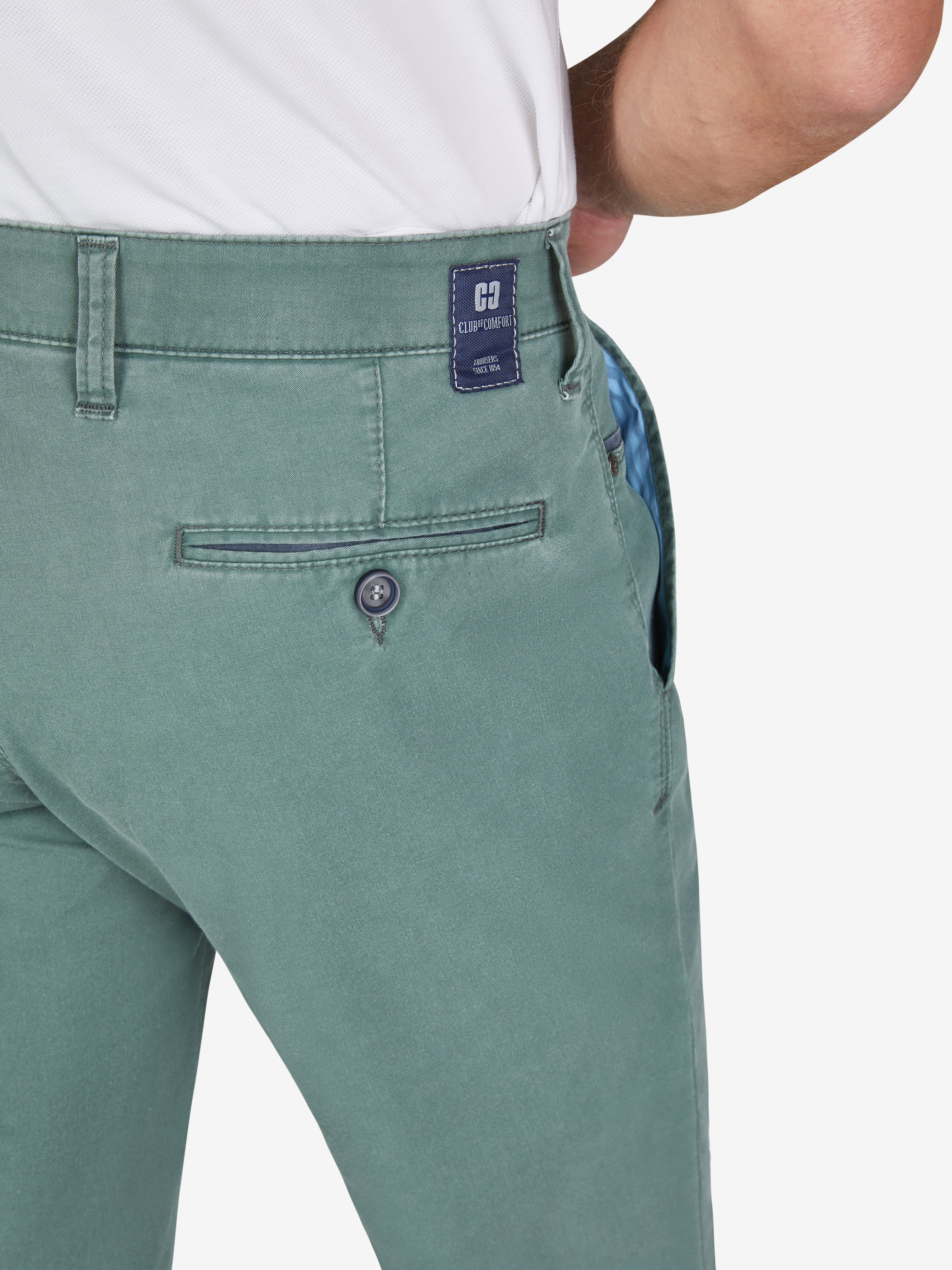 Nahe.Bild eines Mannes trägt eine blau-grüne Flat Front-Hose mit elastischem Komfortbund, Hemdstopper und Münztasche. Die Hose besteht aus leichtem, recyceltem Baumwoll-High Stretch mit Coolmax EcoMade Faser, reguliert die Temperatur, hat eine schmale Fußweite und eine normale Leibhöhe.