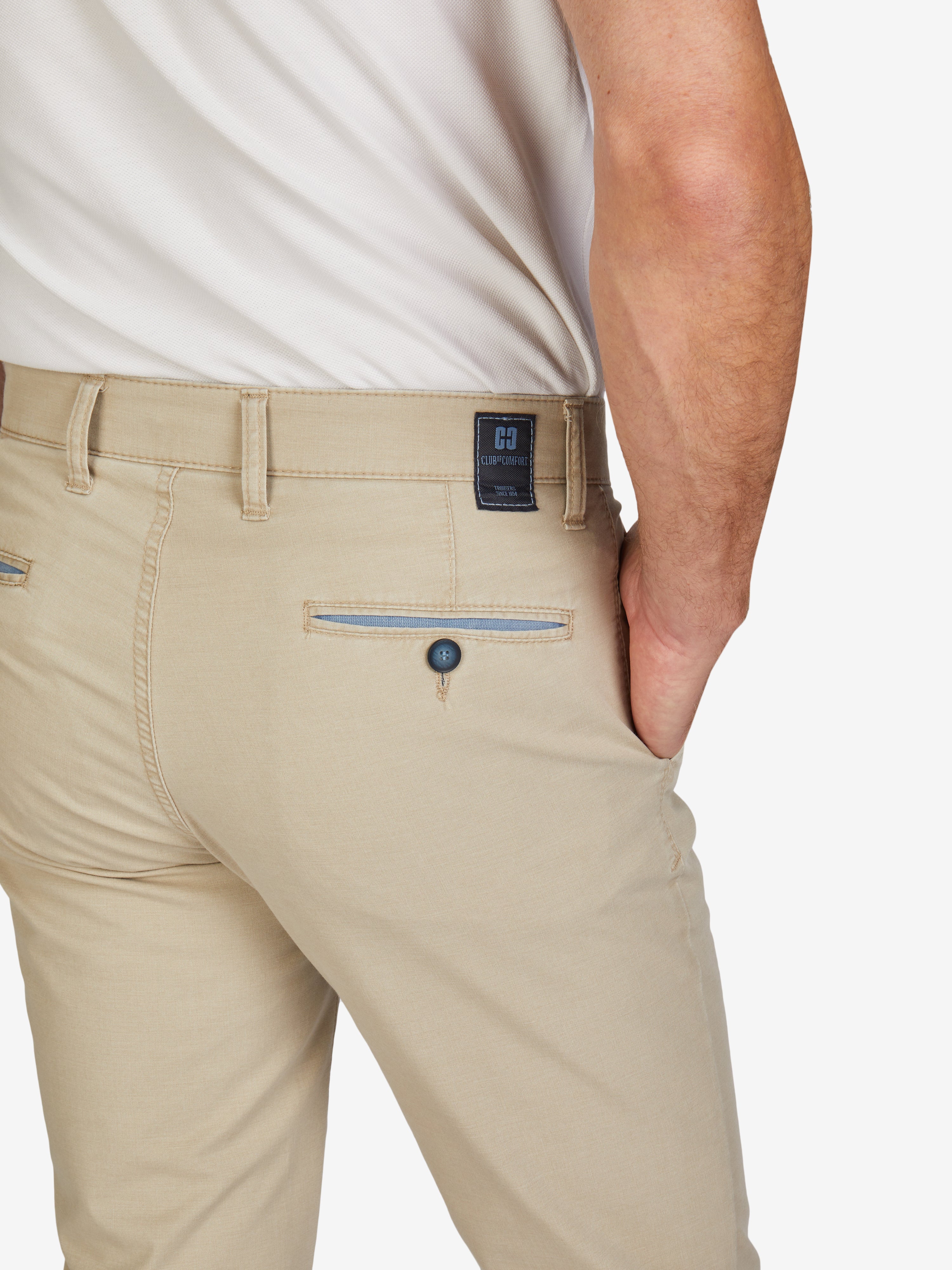 Nahaufnahme einer beige GARVEY 7323 Flat Front-Hose mit Komfortbund, Hemdstopper und Münztasche in der rechten Seitentasche. Die Hose ist aus leichtem Baumwoll-High Stretch mit Coolmax EcoMade-Faser für Klimaregulierung, hergestellt in Grün.