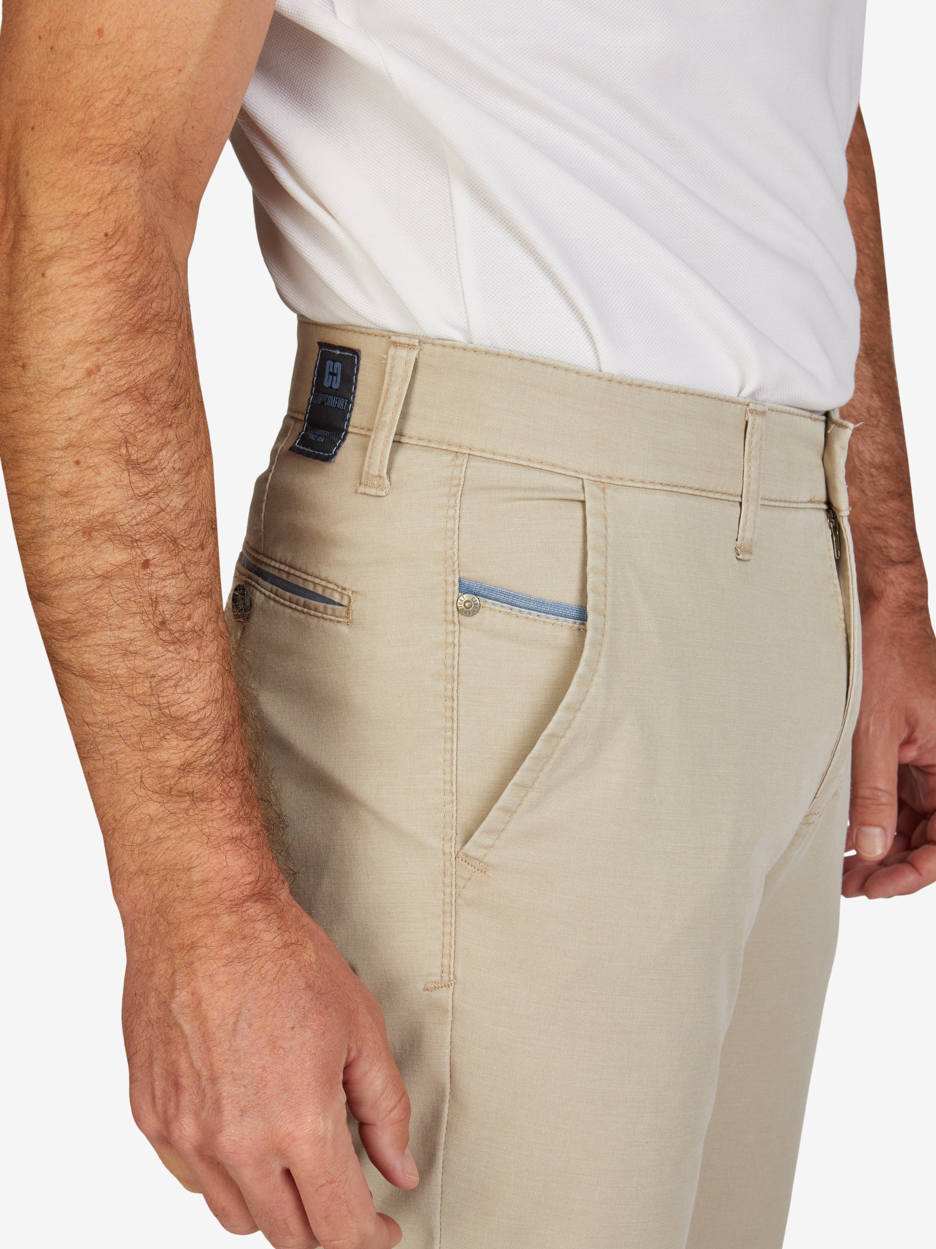 Beige Flat Front-Hose mit Komfortbund, Hemdstopper, Münztasche in rechter Seitentasche, aus leichtem Baumwoll-High Stretch mit Fade Out-Färbung und Coolmax EcoMade Klimaregulierung, reguläre Leibhöhe, schmaler Beinverlauf, hergestellt von Club of Comfort, ideal für Frühjahr/Sommer.