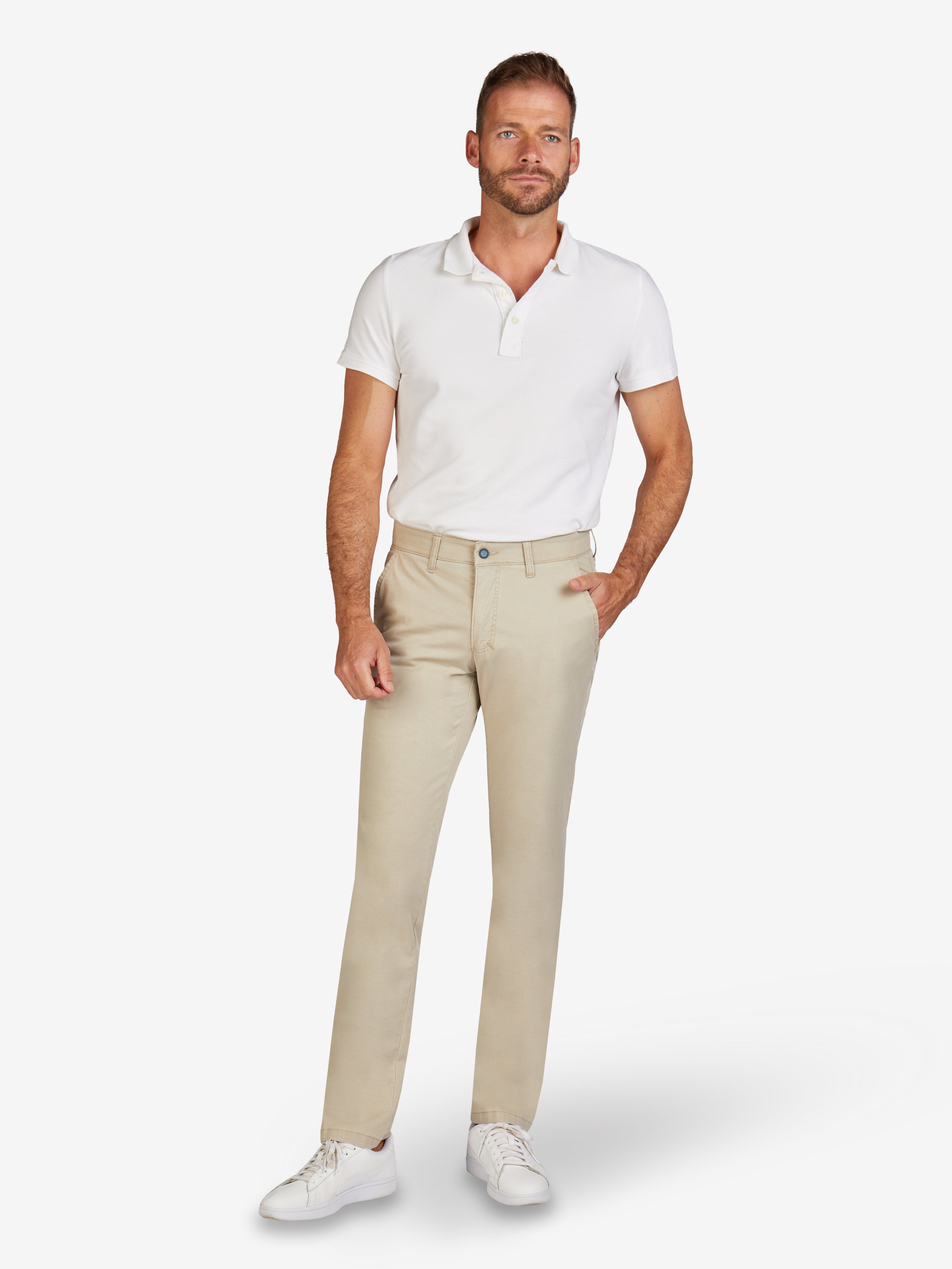 Mann trägt eine beige GARVEY 7323 Flat Front-Hose mit Komfortbund, Hemdstopper und Münztasche, aus leichtem Baumwoll-High Stretch mit Fade Out-Färbung, Coolmax EcoMade Klimaregulierung, regular fit, schmaler Beinschnitt, ideal für Frühjahr/Sommer, hergestellt von Club of Comfort.