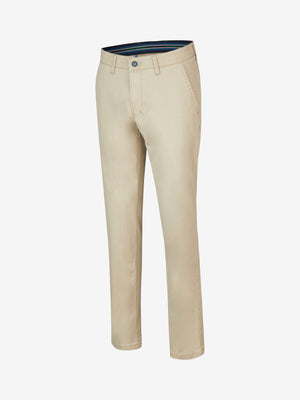 Beige Flat Front-Hose GARVEY 7323 aus Baumwoll-High Stretch mit Coolmax EcoMade, elastischem Komfortbund, Hemdstopper, Münztasche, normale Leibhöhe, schmaler Beinverlauf, hergestellt von Club of Comfort, für Frühling/Sommer, nachhaltige, klimaregulierende Chino mit Komfort.