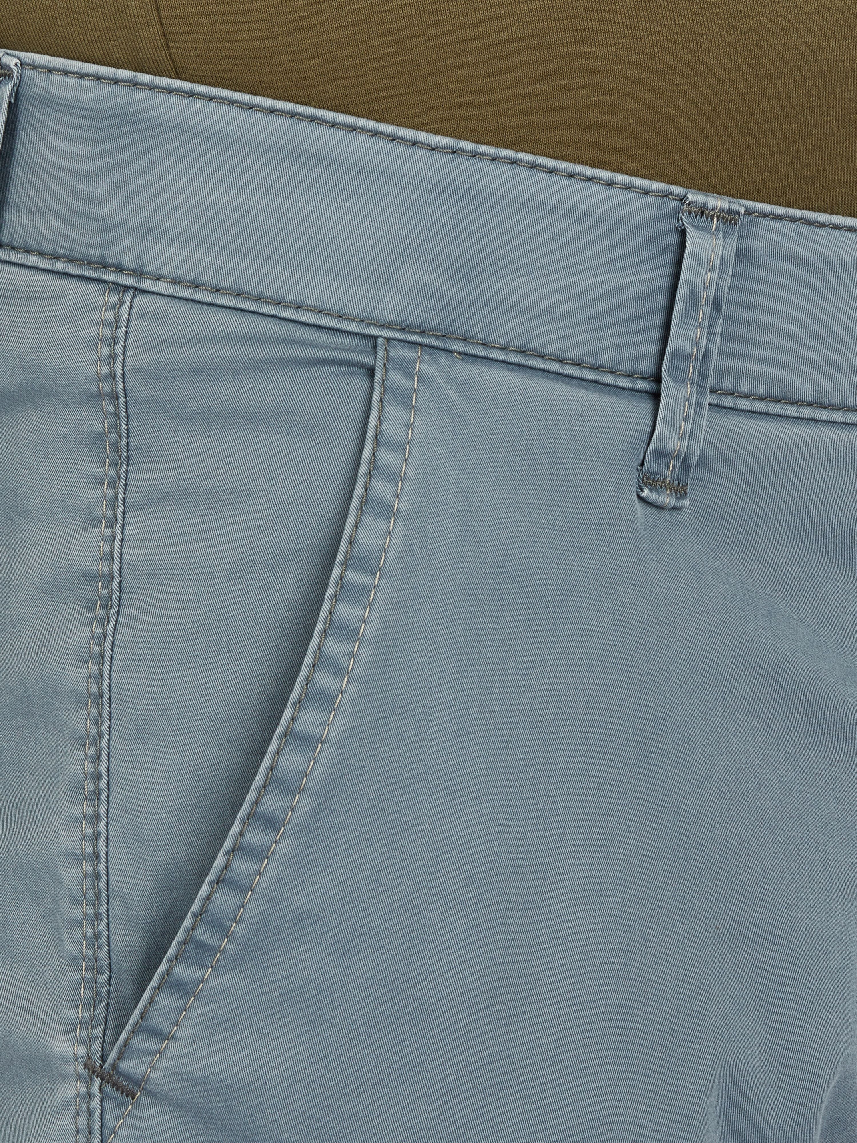 Nahaufnahme einer rauchblauen GARVEY 7708 Flat Front-Hose aus leichtem Baumwoll-High Stretch, mit elastischem Komfortbund, Hemdenstopper, normaler Leibhöhe und schmaler Beinweite; ideal für Frühjahr/Sommer.