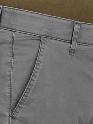 Nahaufnahme einer grauen GARVEY 7708 Flat Front-Hose mit elastischem Komfortbund, Hemdenstopper, leichten Baumwoll-High-Stretch-Material, normaler Leibhöhe und schmaler Fußweite im Frühjahr/Sommer.