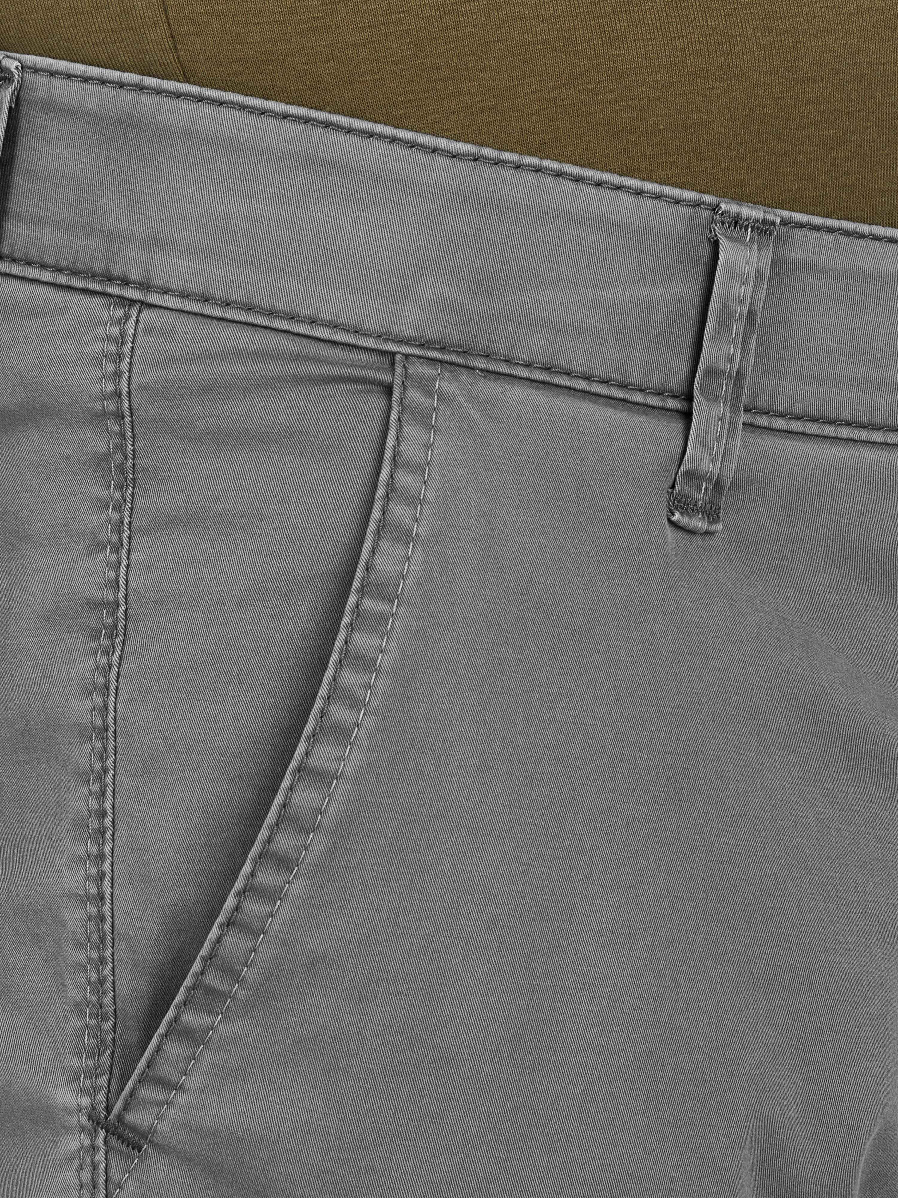 Nahaufnahme einer grauen GARVEY 7708 Flat Front-Hose mit elastischem Komfortbund, Hemdenstopper, leichten Baumwoll-High-Stretch-Material, normaler Leibhöhe und schmaler Fußweite im Frühjahr/Sommer.