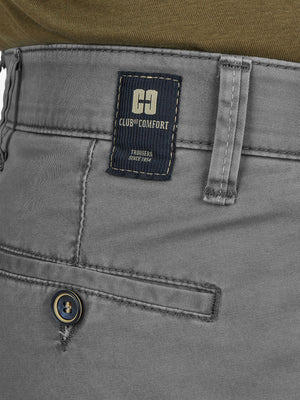 Nahaufnahme einer grauen Flat Front-Hose von Club of Comfort mit Label. Die Hose hat einen elastischen Komfortbund, Hemdenstopper, schmale Fußweite, leichte Baumwolle mit High Stretch, reguläre Leibhöhe und ist ideal für Frühjahr/Sommer.