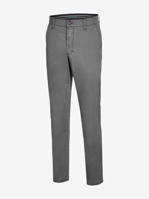 Graue Flat Front-Hose "GARVEY 7708" von Club of Comfort mit elastischem Komfortbund, Hemdenstopper und schmalerer Fußweite. Hochwertiger Baumwoll-High-Stretch, angenehmer Griff, normale Leibhöhe, regular fit. Ideale Frühjahr/Sommer-Hose, OEKO-TEX Standard 100.