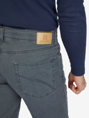 Herrenhose "HENRY 7323" in mittelblau, aus Baumwoll-High-Stretch mit Fade-Out-Färbung, 6-Pocket-Stil mit Komfortbund, integrierter Smartphone-Tasche, Regular Fit, hergestellt von Club of Comfort, mit Coolmax EcoMade Klimaregulierung, nachhaltiges, leichtes Material für Frühling/Sommer.