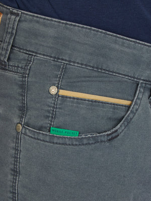 Hose HENRY 7323 in mittelblau mit 6-Pocket-Design, elastischem Doppelstoffbund, Hemdstopper und separater "Mobile Pocket" in der rechten Vordertasche. Aus leichter Baumwolle mit High Stretch, Coolmax EcoMade Klimaregulierung, hergestellt von Club of Comfort.