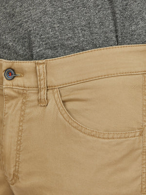 Nahaufnahme einer beigen Baumwoll-Hose (Model MARVIN 7708) mit elastischem Comfortbund, Hemdenstopper, modifizierter 5-Pocket-Design, doppelt paspelierter Münztasche, schlankem Bein, normaler Leibhöhe, hergestellt von Club of Comfort, Frühling/Sommer, mit weichem Griff und stilvoller Optik.