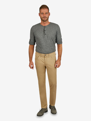 Mann trägt beige MARVIN 7708 Hose mit bequemem Comfortbund, Hemdenstopper, modifizierte 5-Pocket-Form, aus leichtem Baumwoll-High-Stretch, normaler Leibhöhe und schmalem Bein, kombiniert mit grauem Longsleeve.