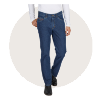 Eine Person trägt eine weiße Jacke, eine graue Unterlage und dunkle Jeans mit einem klassischen Schnitt.