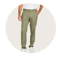 Ein Mann trägt moderne, bequeme grüne Chino-Hose mit seitlichen Taschen, kombiniert mit einem weißen T-Shirt und weißen Sneakers.