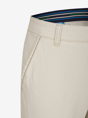 Hellbeige Flat Front-Hose GARVEY 6701 mit elastischem Komfortbund, Hemdenstopper, dezente Kontrast-Taschen, hergestellt aus Baumwoll-Broken-Twill mit High Stretch, sommerlicher Fade-Out-Färbung, normale Leibhöhe, schmaler Beinverlauf, geeignet für Frühjahr/Sommer, von Club of Comfort, mit nachhaltigen und angenehmen Trageeigenschaften.
